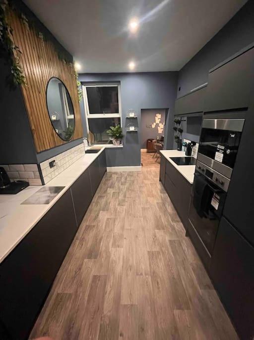 Modern 5 Bedroom Terraced Luxurious House コルウィン・ベイ エクステリア 写真