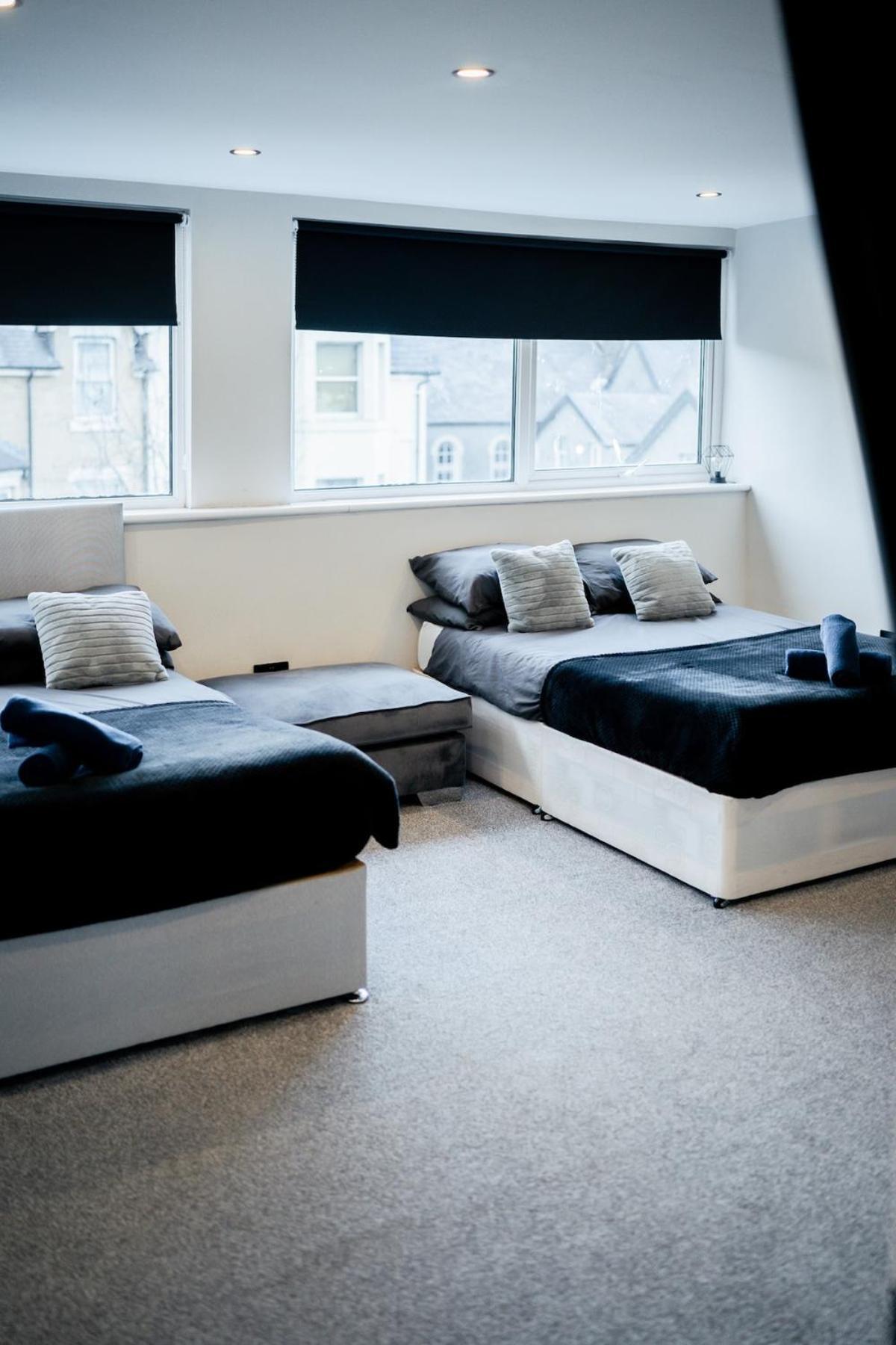 Modern 5 Bedroom Terraced Luxurious House コルウィン・ベイ エクステリア 写真