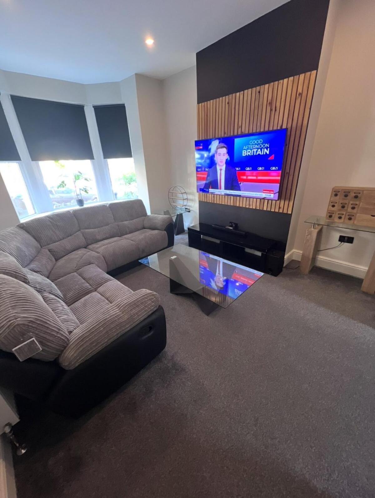 Modern 5 Bedroom Terraced Luxurious House コルウィン・ベイ エクステリア 写真
